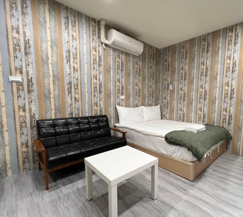 Reise Guesthouse 喜遊旅宿 ゲストハウス 旅マニア Тайнань Экстерьер фото